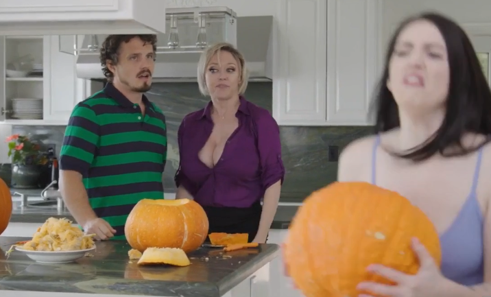 หนังโป๊พรฮับ แฟนลูกแม่ขอ Sneaky Pumpkin StepMom performed by Dee Williams – FullPorner.com