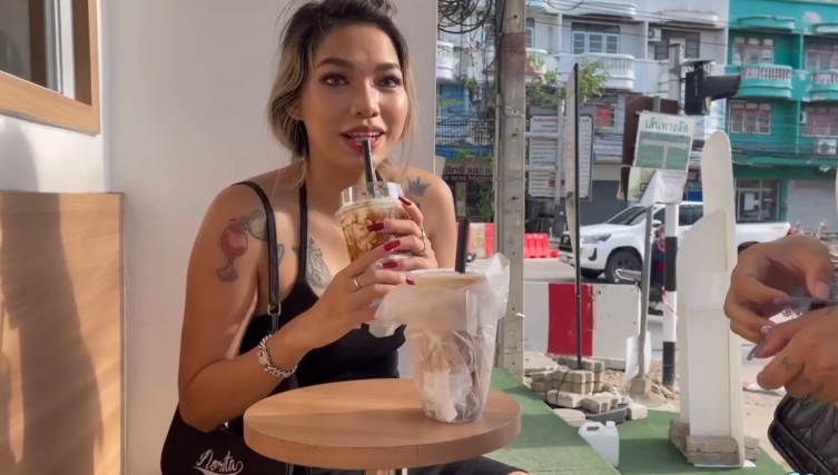 Pornthai TukTuk Patrol นั่งอยู่คาเฟ่ มีคนมาขอซื้อตัว ไปสิรอไรกำลังร้อนเงิน