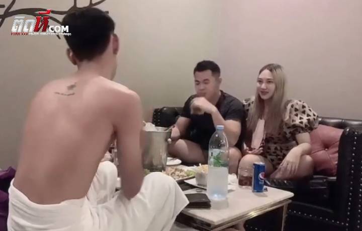 คลิปโป๊สวิงกิ้ง พี่คิง Kingbkk พาน้องเหมียวมาดื่ม ก่อนจะพาเข้าห้องจับเย็ด งานนี้ไม่ใส่ถุงเย็ดสดแตกในเลย เพื่อนในวงเอาควยให้โม๊คอย่างเด็ด