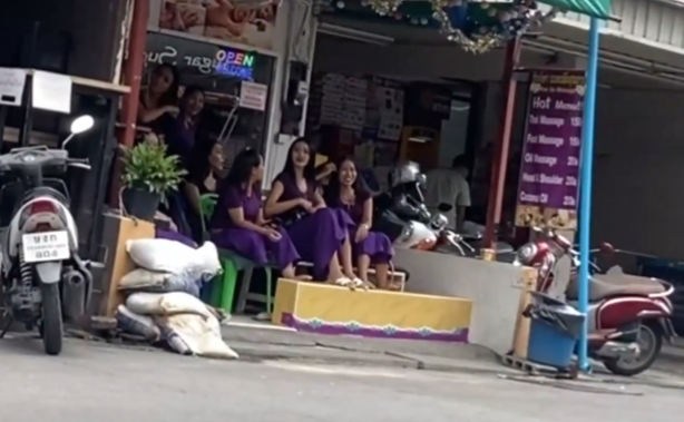 หนังโป๊ไทย Creampie ร้านนวดพัทยา หน้าร้านใส่ชุดหมอนวด แต่พอขึ้นห้องเท่านั้นแหละ ใส่ชุดยั่วควยสุดๆ โดนกระหน่ำเย็ดจนแตกใน