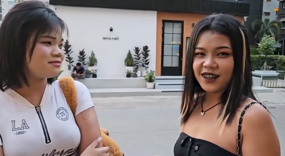 TukTukPatrol Kama & Lima สองสาวพัทยา รับงานสวิงกิ้ง 2-1 รุมอมควย โดนจับเย็ดสดสลับกันโดนกระหน่ำหี อ้าปากรับน้ำเงี่ยน